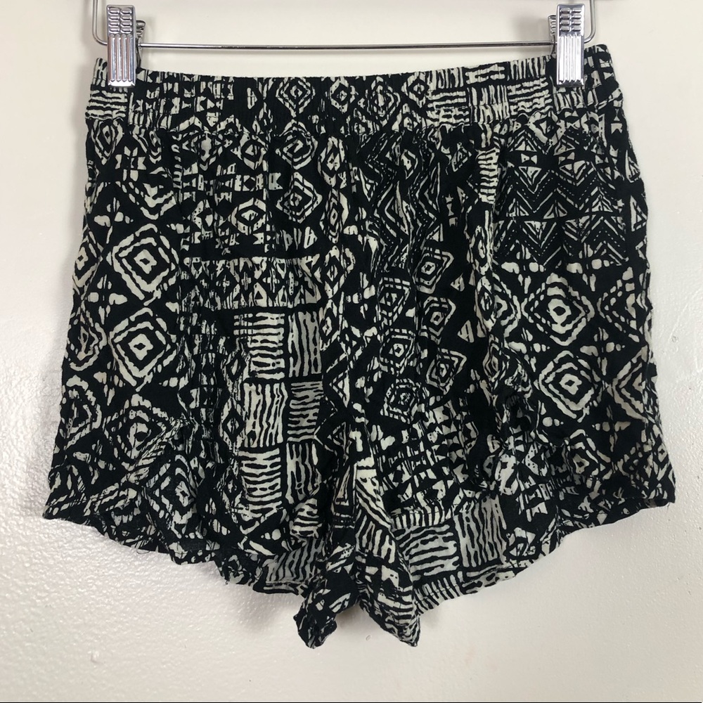 ✨Papaya Black & White Shorts✨ - Picture 1 of 5